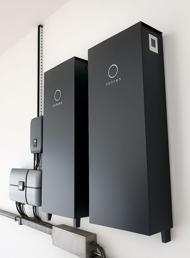 Sonnenbatterie Einheiten an der Wand